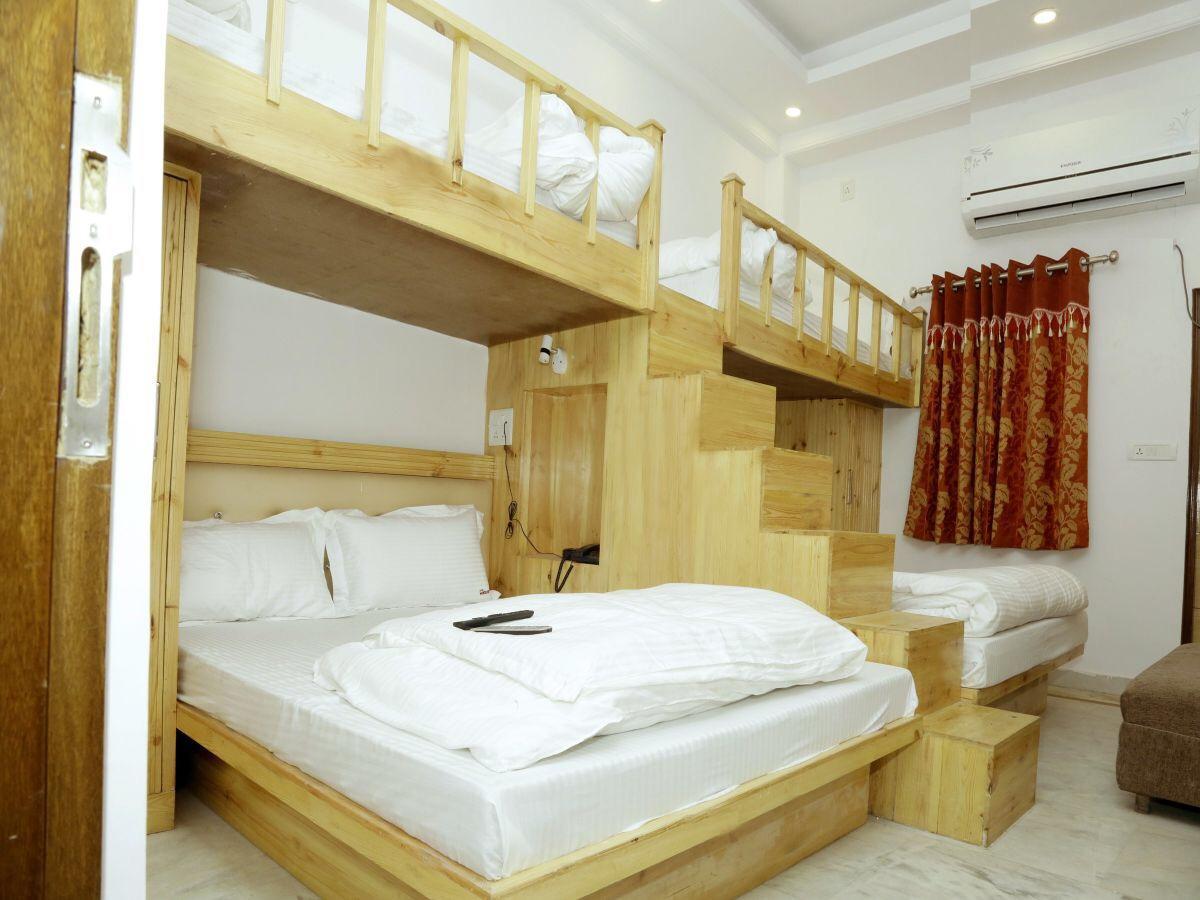 Friends By Backpackers Heaven- Railway Station - Paharganj Hostel